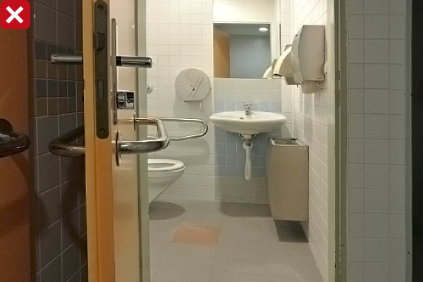 Ukázka nevhodné záchodové kabiny